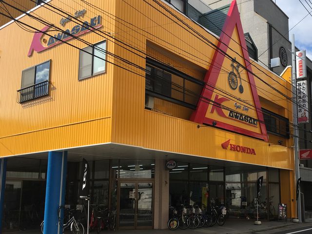 黄色のお店が特徴的_サイクルショップ川ア商会