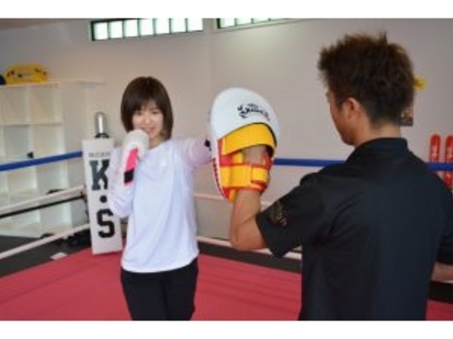 現役プロアスリートのトレーナーが分かりやすく丁寧に指導!!ミットに思い切り打ち込めば爽快感MAX☆_キックボクシングスタジオAimhigh〜大人が子どもに戻れる場所〜