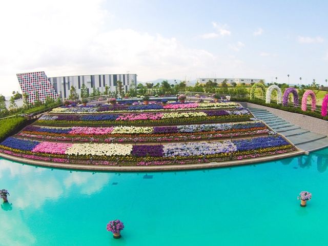 変なホテルから直接テーマパークラグナシアへ入園可能。フラワーラグーンでは季節の花々が咲き誇ります。_変なホテル ラグーナテンボス