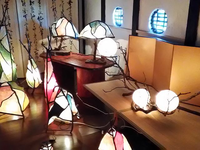 真っ白な漆喰の壁に、、、_和紙あかり工房&ギャラリー