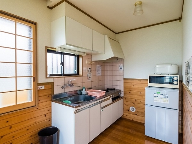 室内にはキッチンがあります。_バーベキューガーデンルピナス河口湖
