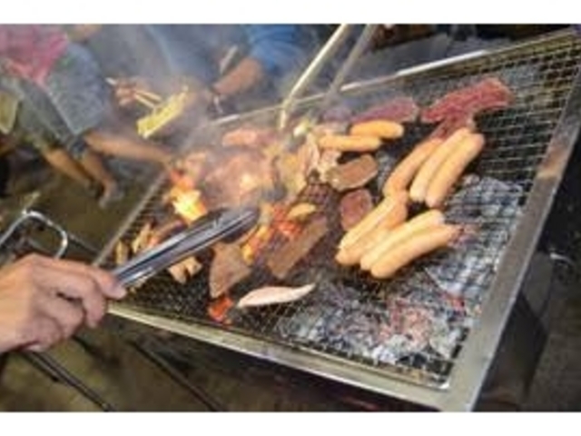 BBQコンロを囲んでみんなで焼肉_バーベキューガーデンルピナス河口湖