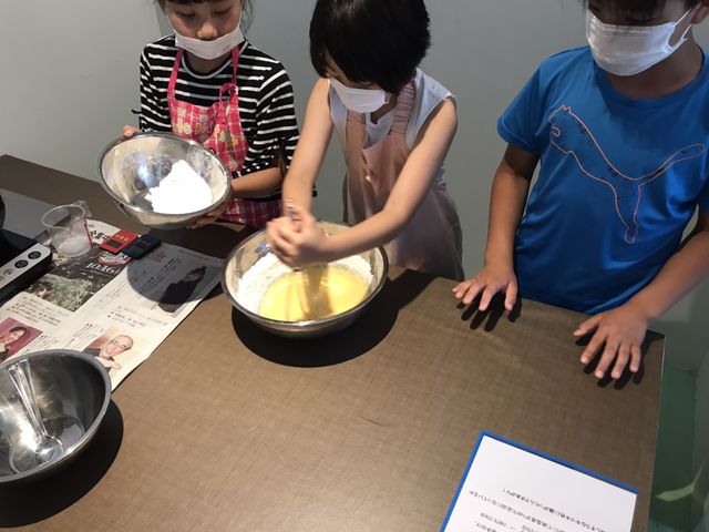 協力しながらの作業で一体感が生まれますね!_沖縄風アメリカンドッグ専門店 まーさんドッグ