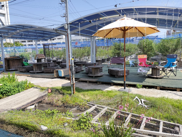 小川向こうにカフェスペース_Sachi Blueberry Farm