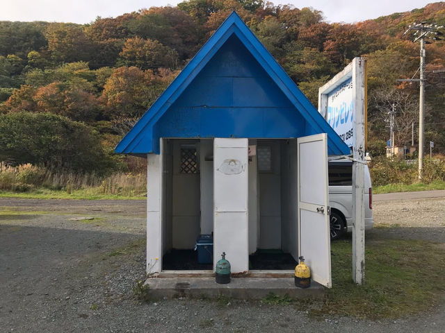 個室型時間無制限無料温水シャワーを、完備。冷えた体をじっくりと温めて、体もしっかりと綺麗に洗い流せます。_北海道ダイビングショップ Poseidon