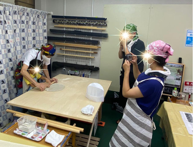 ママは写真に懸命。たいていのご家族はこのパターンですね。_そばうちくらぶ わくわく