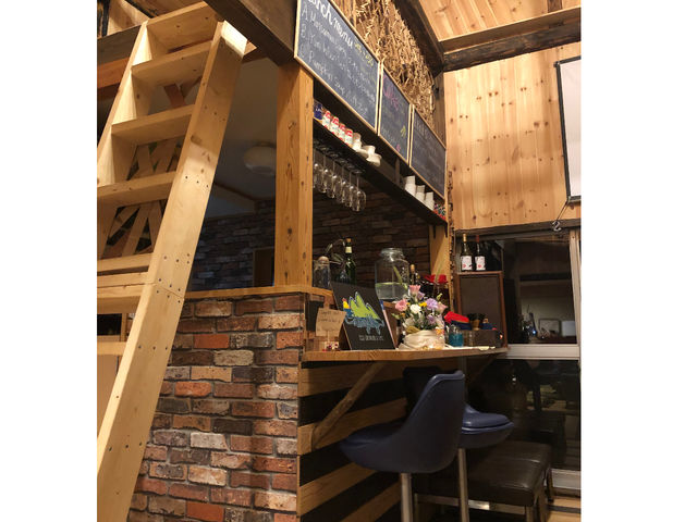はしごの上には隠れ家的な席もあります。_LongHills Eco Guesthouse and Cafe