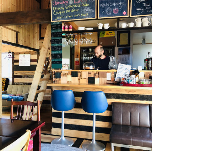 カフェは木の温もりを感じる内装_LongHills Eco Guesthouse and Cafe