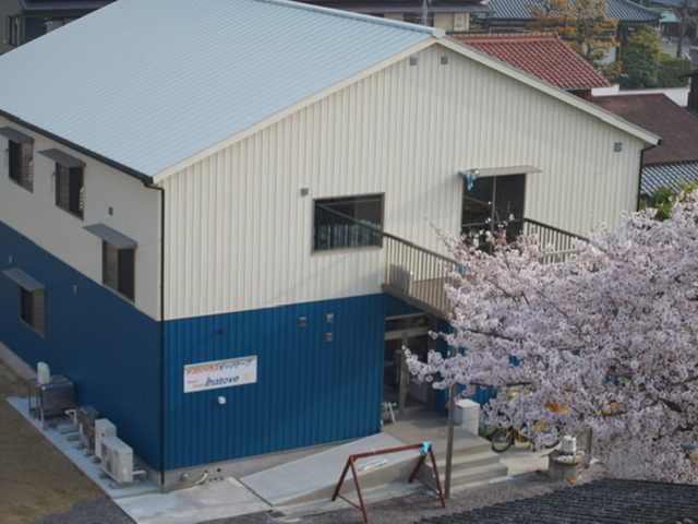 ゲストハウスは奥にあります。桜が見事です。_ゲストハウスイーハトーブ