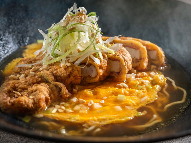 千葉県産「ロイヤル三元豚」を使ったこだわりのパーコー麵_アートホテル成田