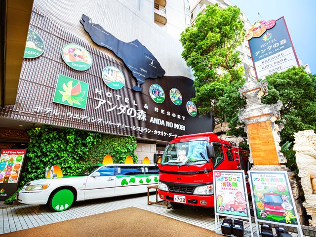 店頭の消防車とリムジンが目印_アンダの森 大阪天王寺タワー