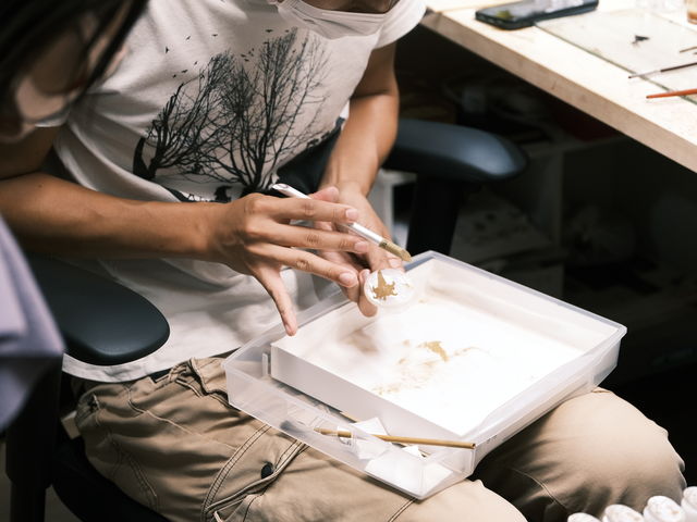 蒔絵
表面に漆で模様を描き、乾かないうちに金・銀粉等を蒔きつけ(振りかけ)る技法_CRAFTOUR