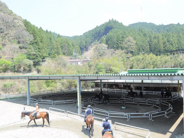 天候に関わらず屋根付馬場でのレッスンになります_乗馬クラブクレイン三重