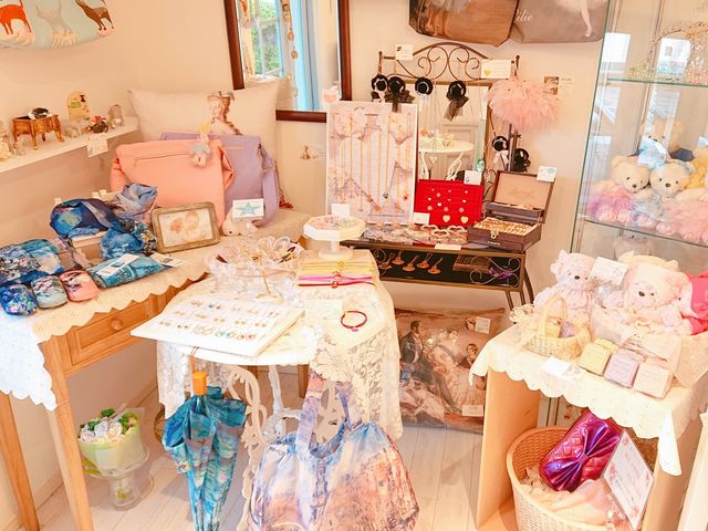 ファンシー&エレガント雑貨があふれる店内_atelier Lilie