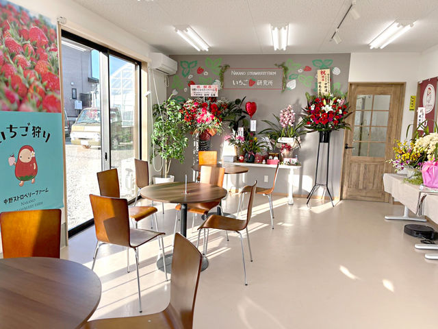 カフェや売店、いちご狩りの受付を行う店舗。「いちご研究所」。新しく清潔な施設です。_中野ストロベリーファーム