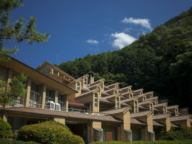 特徴ある建物です
棚田をイメージし周囲の緑に溶け込むようなアースカラーが特徴です_そうづきょう温泉・錦パレス