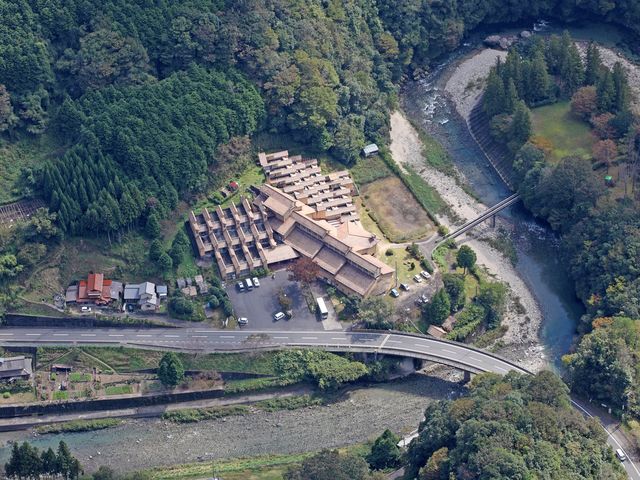 眼下に清流を見下ろし対岸の公園で森林浴_そうづきょう温泉・錦パレス