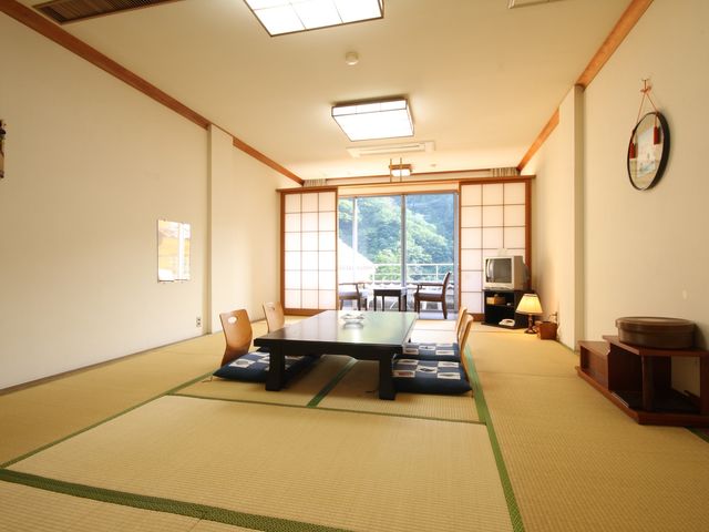 和室の落ち着いた部屋
全室バルコニー付きです_そうづきょう温泉・錦パレス