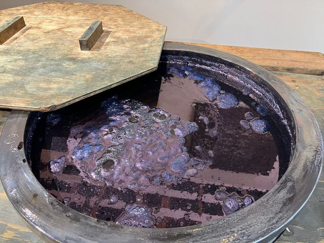 当工房自慢の「天然灰汁発酵建て」の藍かめ!_人宿藍染工房