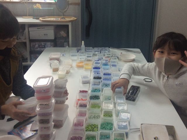 今日のお客様はお母さんとかわいいお嬢さん2人です。作品を焼いている間に片付けのお手伝いもしてくれましたよ!
ありがとう〜_ガラスと銀粘土 モルトフェリーチェ