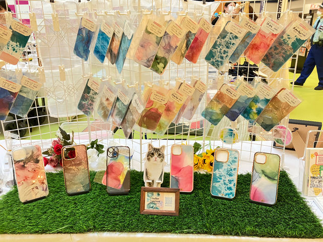 豊田市近辺でマルシェに参加中
アルコールインクアート体験をはじめ、スマホインナーシートの販売をしています。_Atelier yuurumi