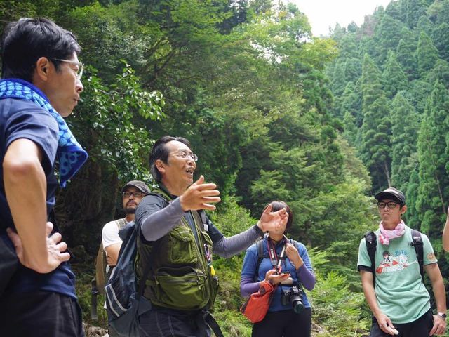 ガイドの様子_Drops 三段峡ネイチャーツアー