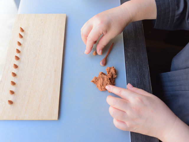 調合から成型まで。好みの香り、大きさでお作り頂けます。_お香のお店 古薫