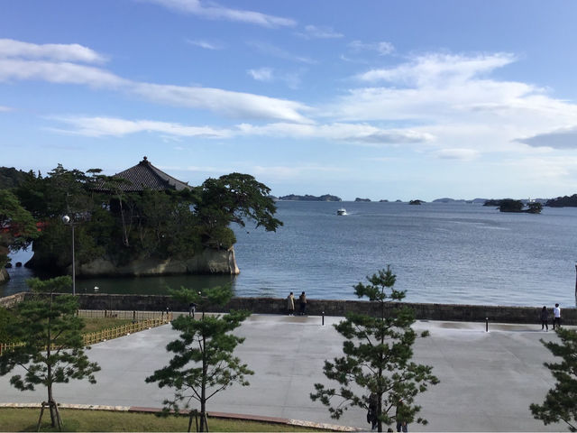 店内から松島湾一望できます。_松島蒲鉾本舗総本店 松かま工房