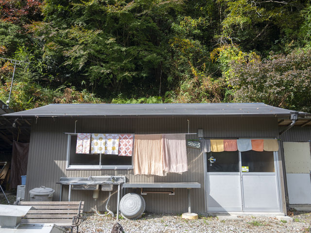 小さな小屋で作業しています_べんがら染め体験「つちといろ」