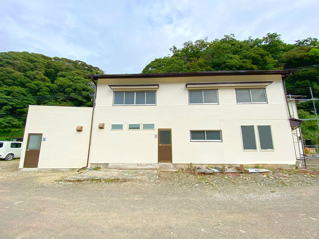 白い大きな建物が施設です。_VITA マリンフィットネス