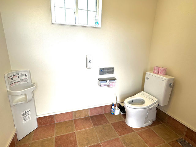 キレイな水洗トイレ完備。ベビーチェアーもあります!おむつ替えシートも♪_慶いちご農園