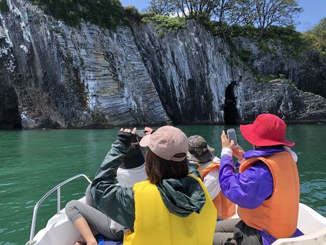 西日本でも珍しい絹島の柱状節理_特定非営利活動法人 東かがわ観光船協会