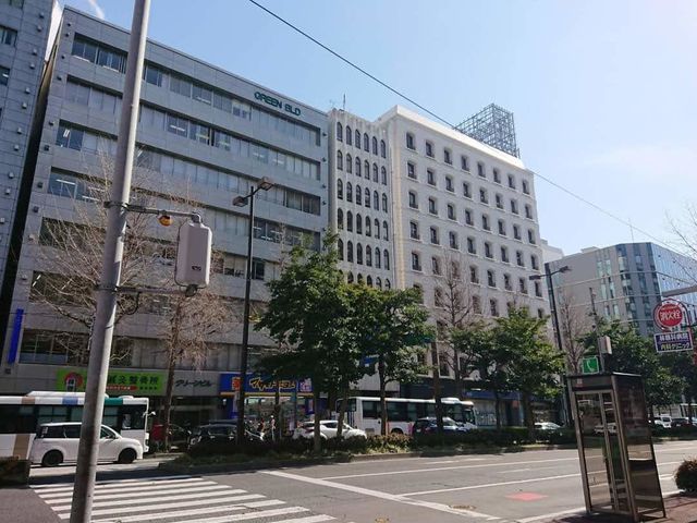 博多駅方向から徒歩で向かわれた場合の外観。大きなビルに挟まれた、細いビルです。近く、画像向かって左側のビルが建て壊し工事に入ります。_クラフトルームHAKATA