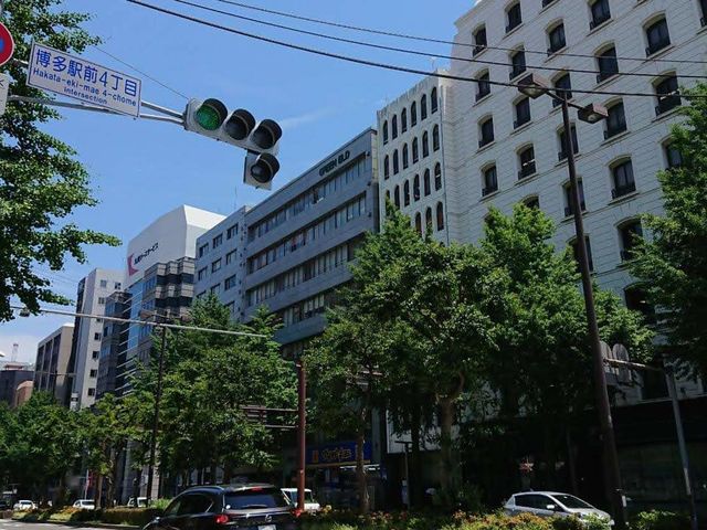 住吉神社側の交差点から見た外観。大きなビルに挟まれた、細いビルです。近く、画像向かって左側のビルが建て壊し工事に入ります。_クラフトルームHAKATA