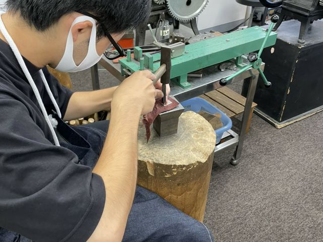 叩いて成形している様子_クラフトルームHAKATA