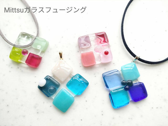 ツヤツヤのガラスのペンダント_札幌ポーセラーツ&ガラスフュージングMittsu