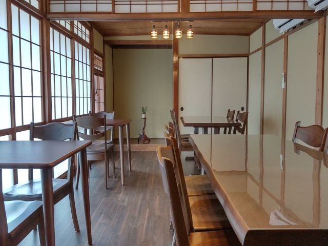 昭和の雰囲気の残るワークショップルームで盆栽づくり体験が行われます。リラックスした非日常感を楽しんで頂けます。_「かじゅある盆栽」づくりワークショップ