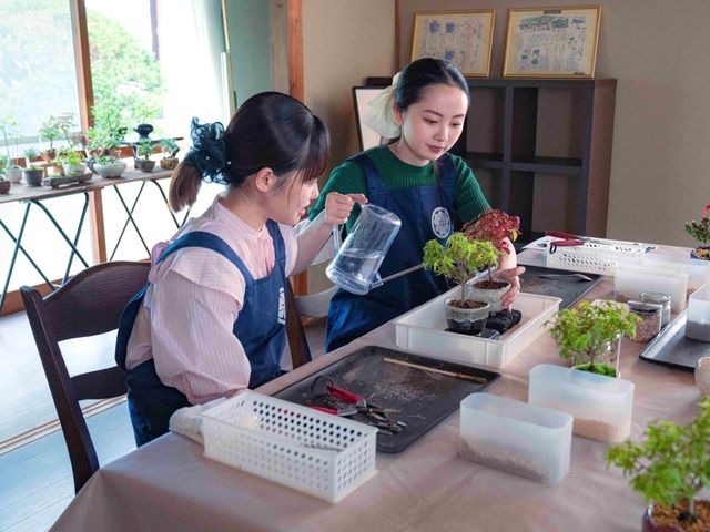 盆栽づくりの過程で、水やり他、日頃の管理の方法についても解説があります。_「かじゅある盆栽」づくりワークショップ