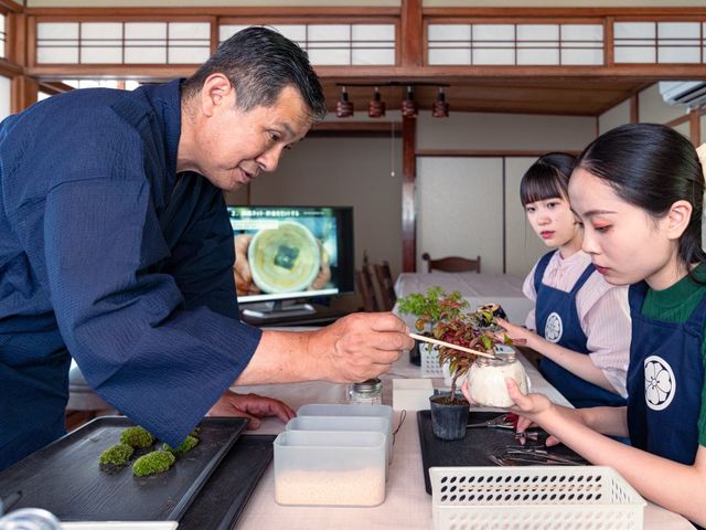 細かい手順が必要な場面では、モニターも使いながら進めますので、安心して取り組めます。_「かじゅある盆栽」づくりワークショップ