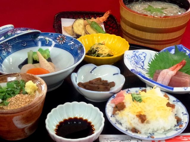 名物の讃岐うどんのついたお食事 ございます_花園亭