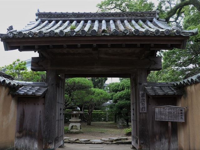 藩校の門