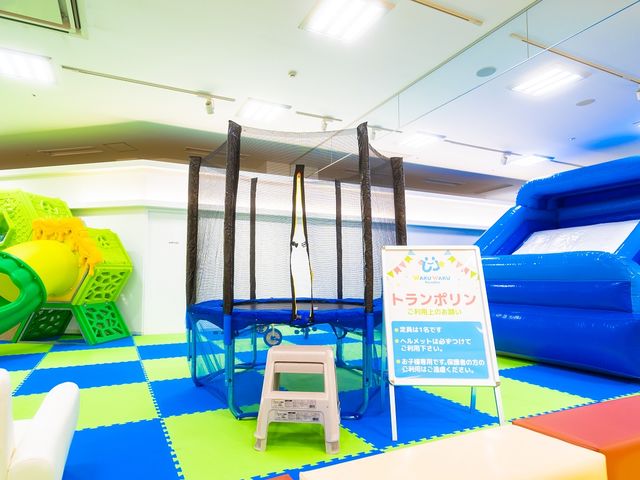 滑り台やボールのプール、フワフワなエア遊具等々、室内アスレチックでみんな楽しい。_ワクワクパラダイス 名古屋茶屋店