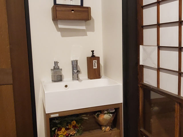 手洗い・消毒を行い入室します_猫の月さくらやま
