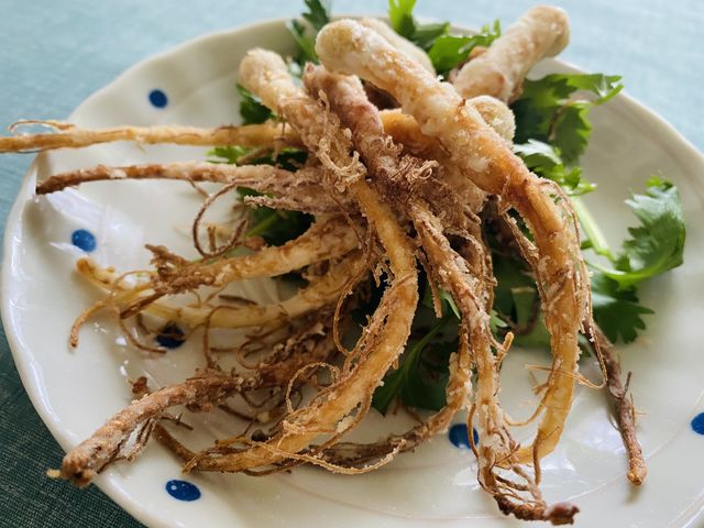 パクチーの根っこおつまみパクチーは根っこが一番香りが強いことをご存じでしょうか。素揚げでお楽しみください。_ヒロシ農園 千葉県市原市パクチー専門農家