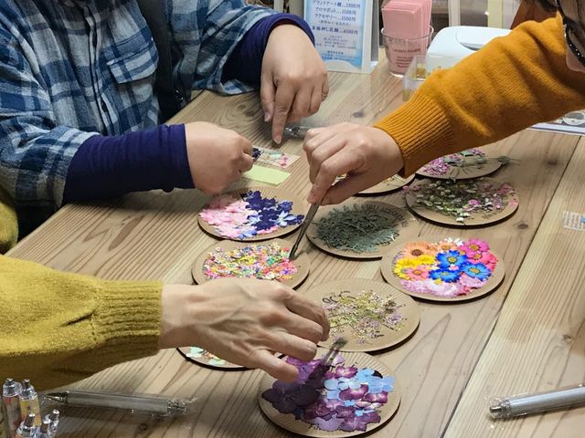 体験風景…色とりどりの押し花で楽しめます_花花花fei