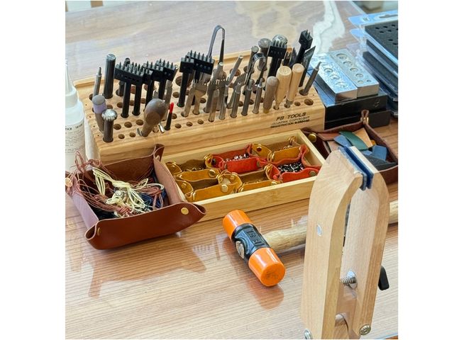 レザークラフトの際に使う道具です♪ 無料でレンタルができるので手ぶらでも素敵なオリジナル革製品を作れます♪
_Thorough Brace 蔵前