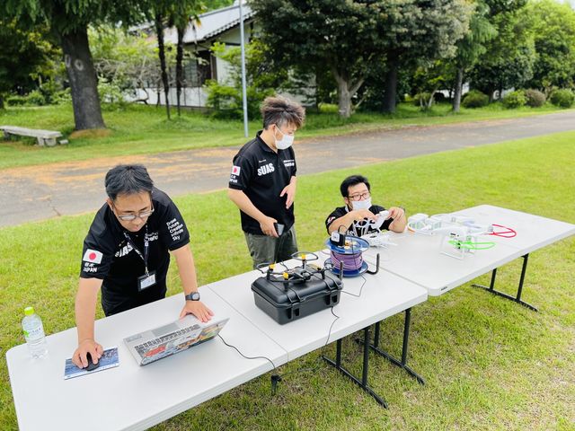 ドローン飛行体験30名の準備を進める指導員たち_(公認)DSI ドローン・ビジネススクール茨城