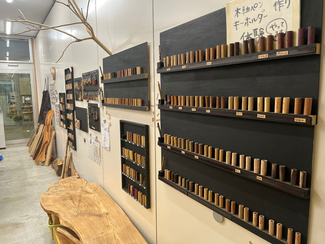 好きな樹種や木目や色合いを選びます自然が生みだす「木目の美」で世界に一つのオリジナル木軸ペン_AGESBASE おきなわ工芸の杜工房