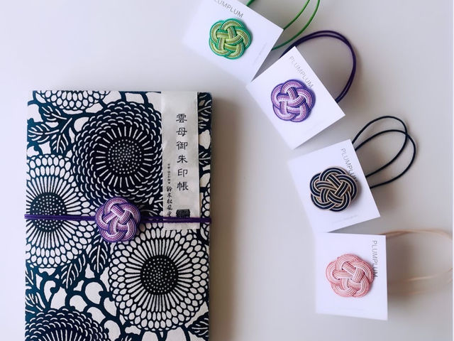 水引バンド。御朱印留め、本にかけたり
ヘアゴムにも。その年のラッキーカラーで作るのま吉。_handmade mizuhiki PLUM PLUM