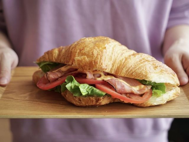 店内で焼き上げた大きなクロワッサンを使用_SORAMADO cafe 1387-ISAHANA